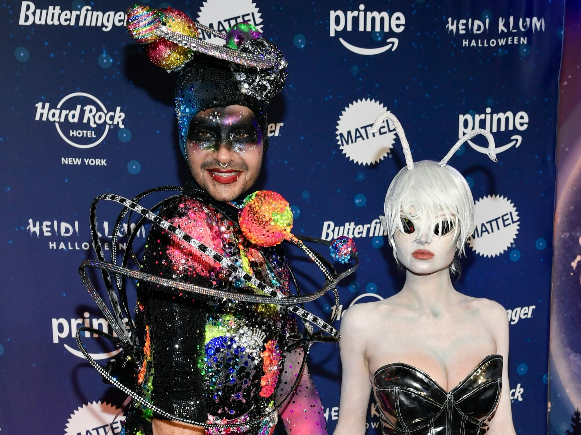 Bill Kaulitz kam ohne seinen Partner Marc Eggers zur Halloweenparty von Heidi Klum. Stattdessen lief er mit Heidi Klums Tochter Leni auf dem Roten Teppich auf.