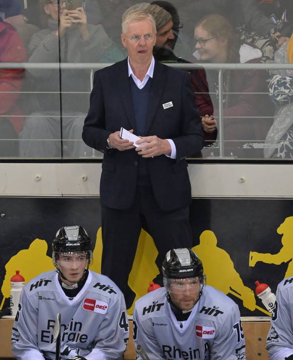 Kari Jalonen steht an der Bande.