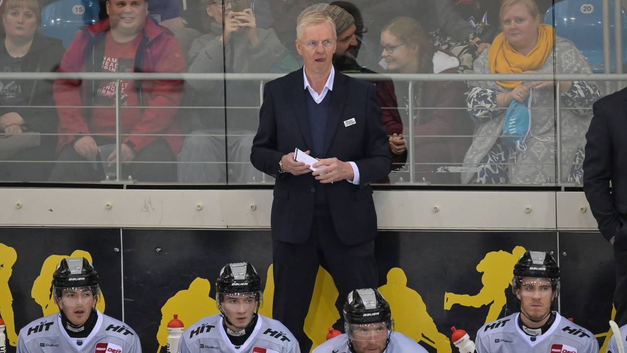 Kari Jalonen steht an der Bande.
