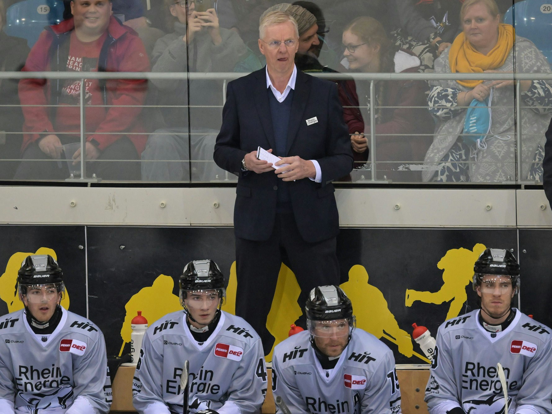 Kari Jalonen steht an der Bande.