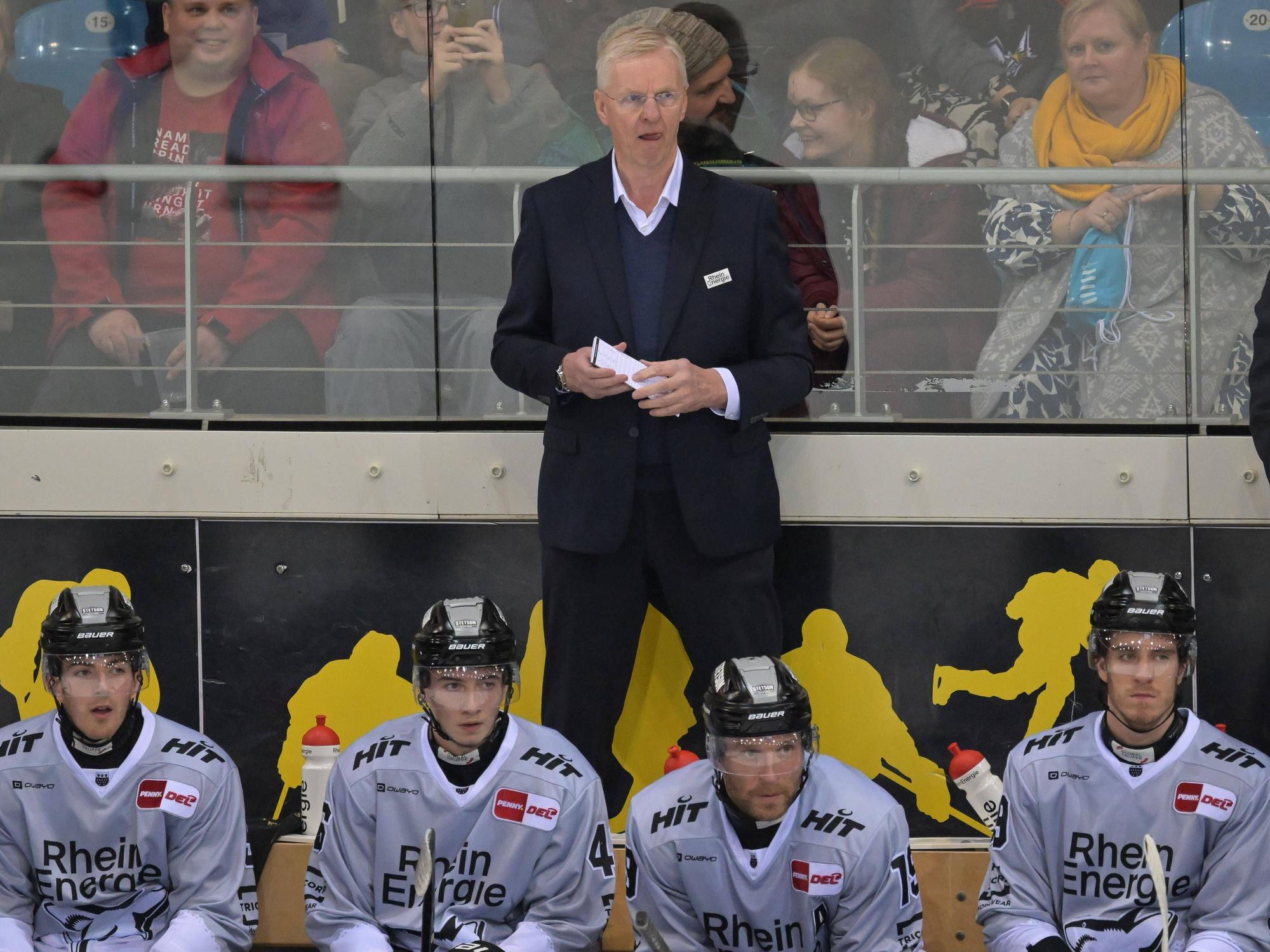 Kari Jalonen steht an der Bande.