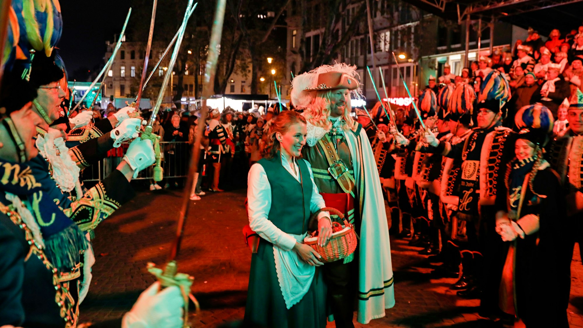 Spalier für das „Jan un Griet“-Paar Christian und Verena Bergsch.