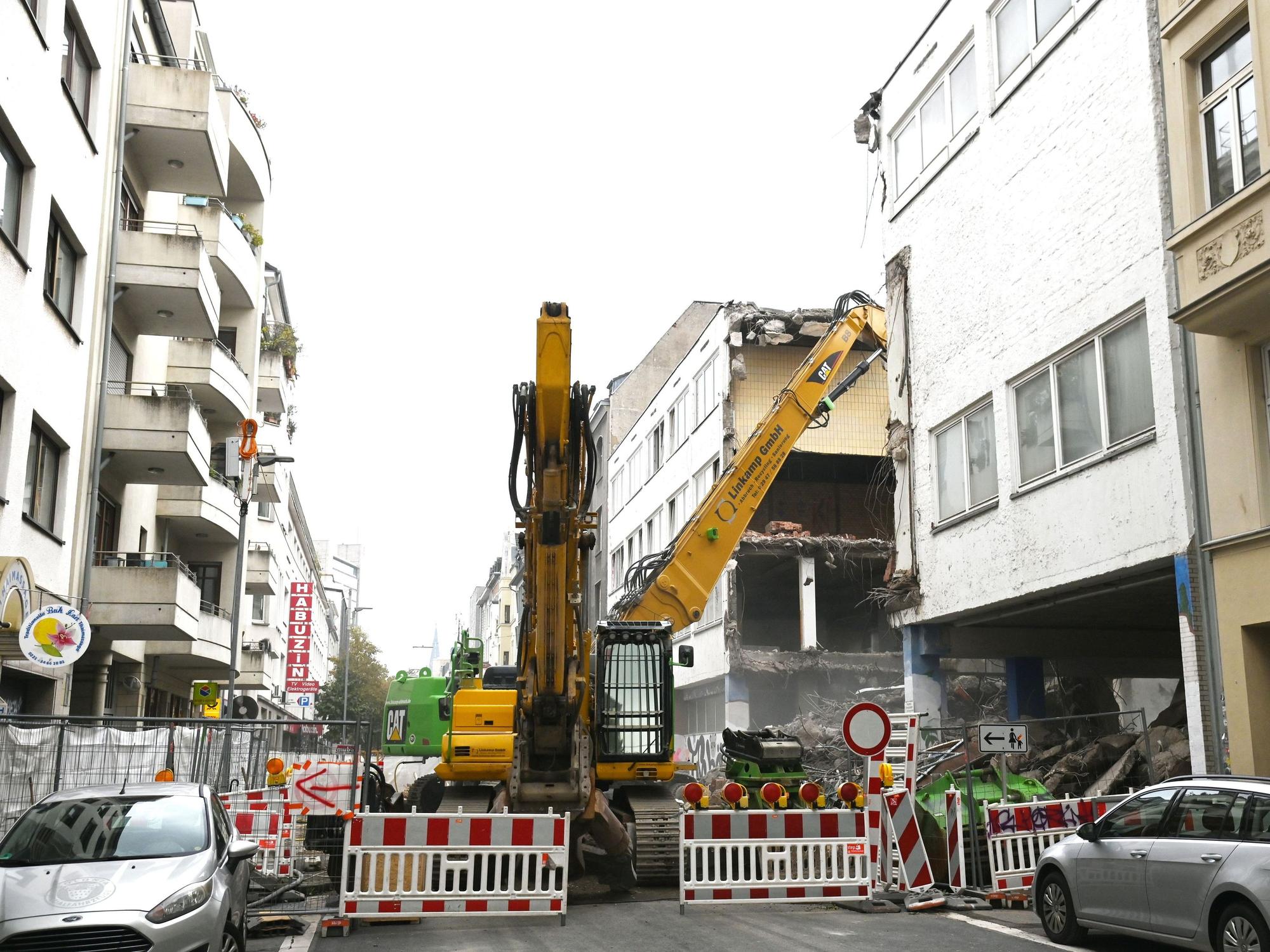 Eine gesperrte Straße mit einer großen Baustelle im Hintergrund. In der Antwerpener Straße in Köln wird die Grundschule abgerissen und neu aufgebaut.