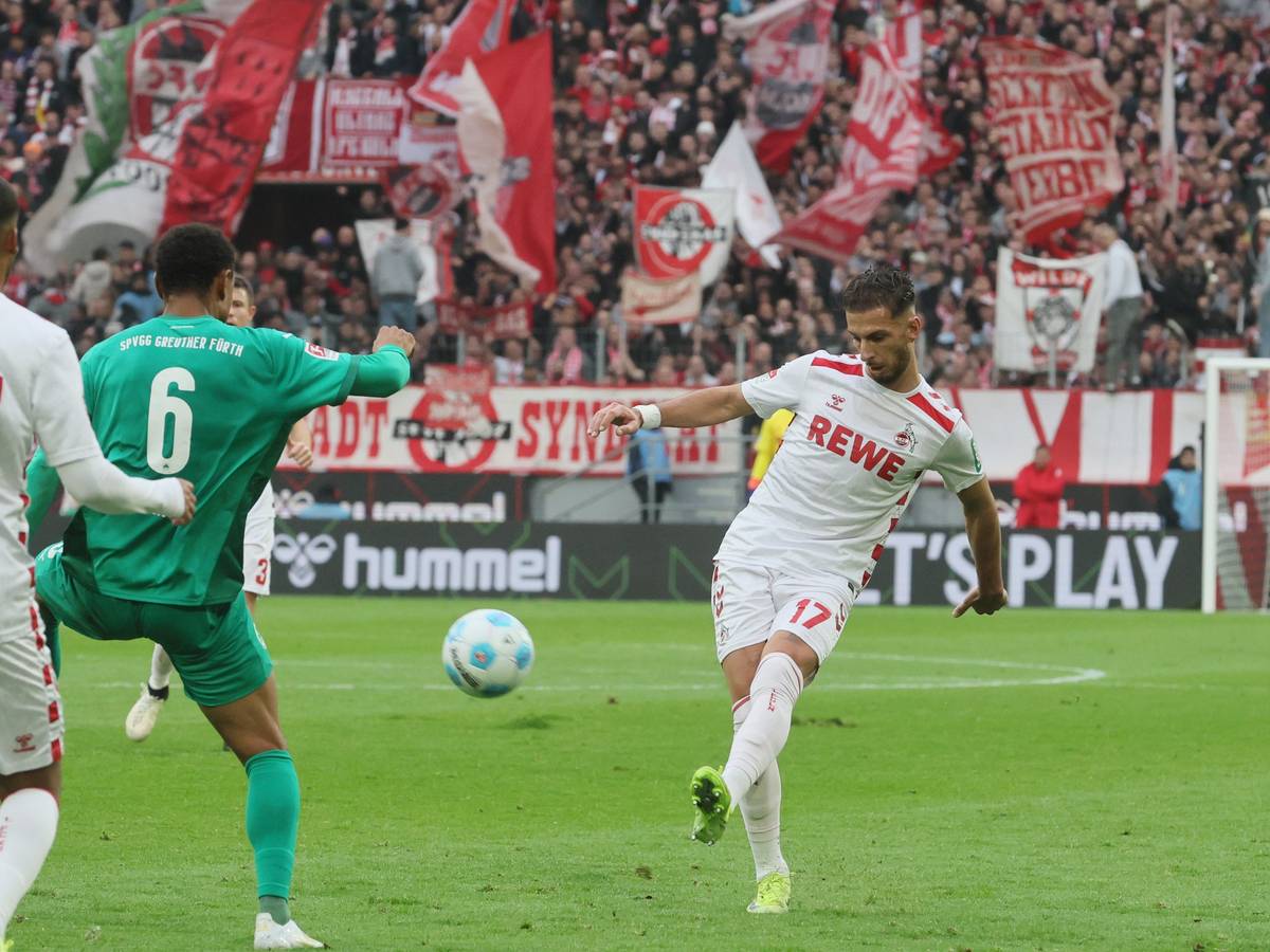 Leart Pacarada schlägt gegen Fürth eine Flanke.