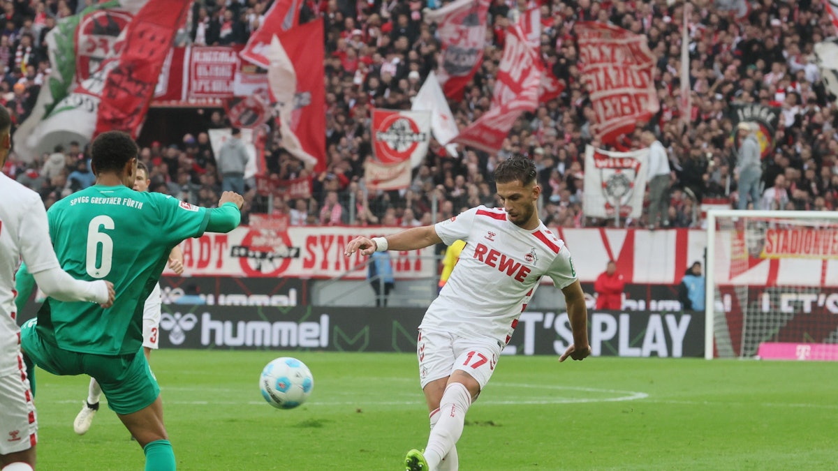 Leart Pacarada schlägt gegen Fürth eine Flanke.