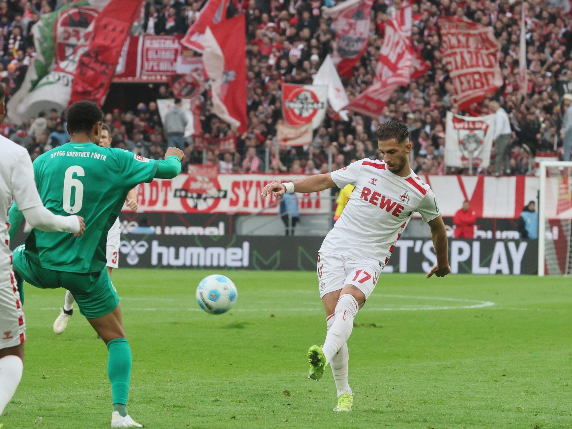 Leart Pacarada schlägt gegen Fürth eine Flanke.