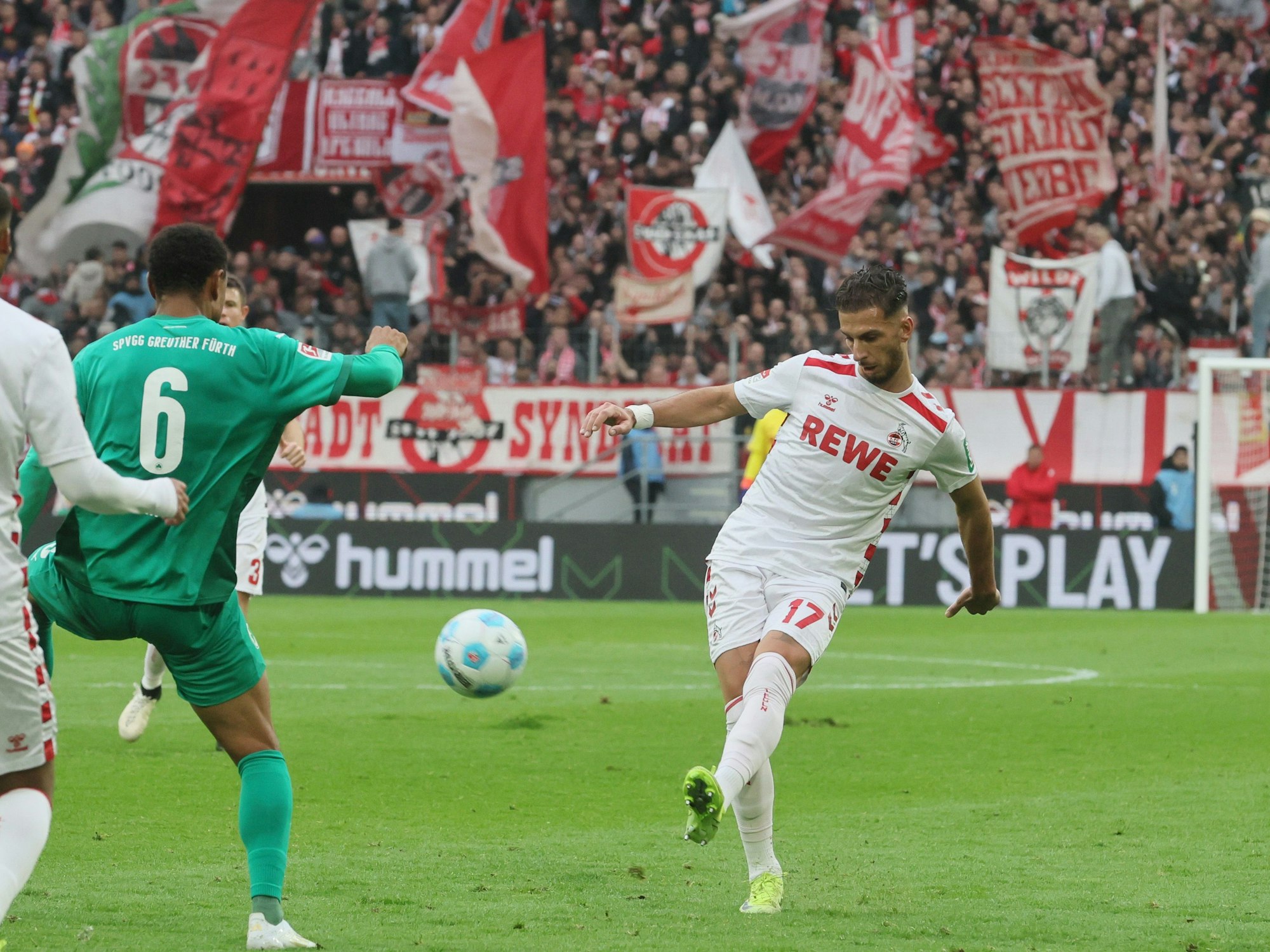 Leart Pacarada schlägt gegen Fürth eine Flanke.