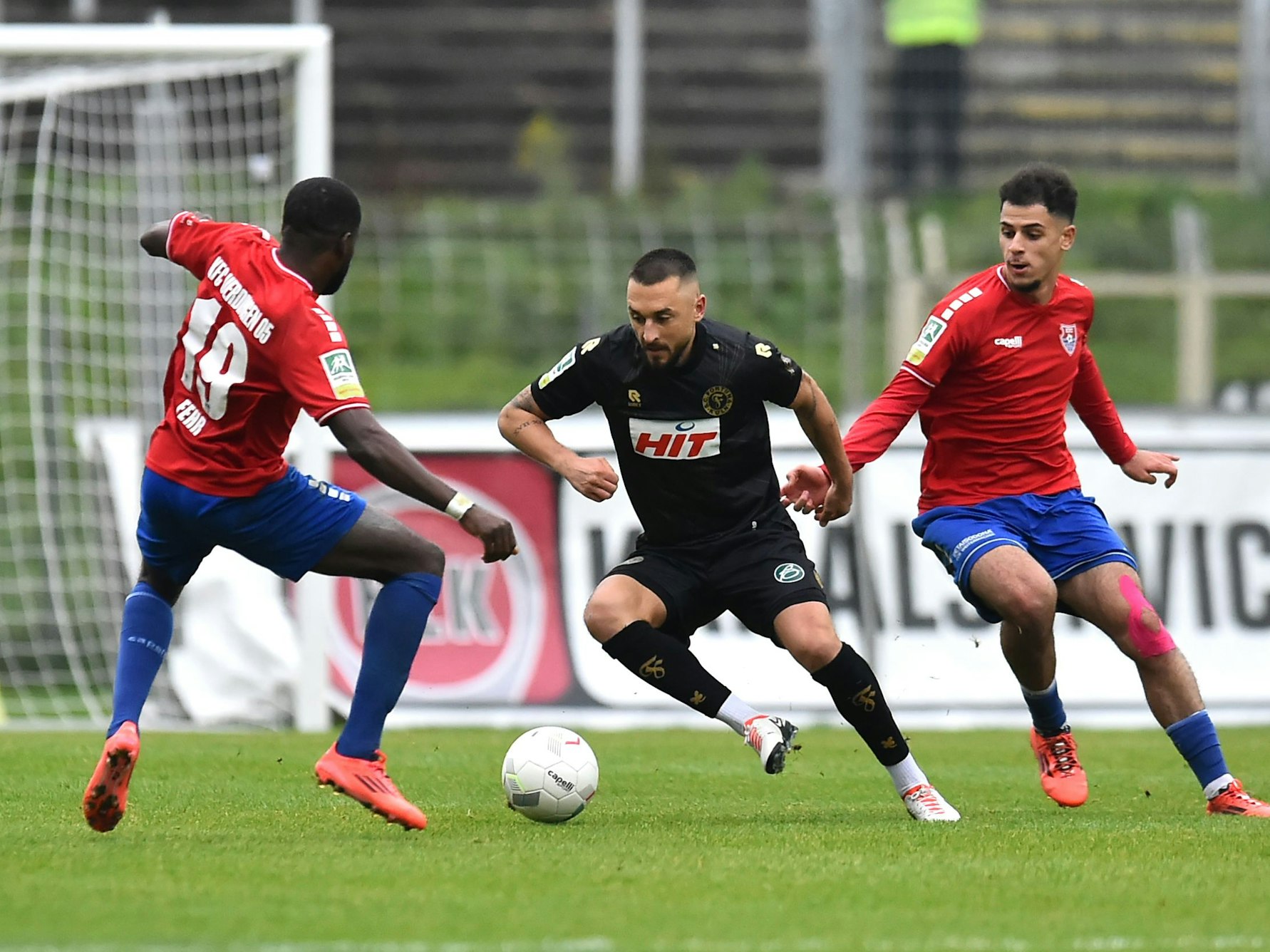 Jeff-Denis Fehr und Adam Tolba gegen Kölns Stipe Batarilo-Cerdic.