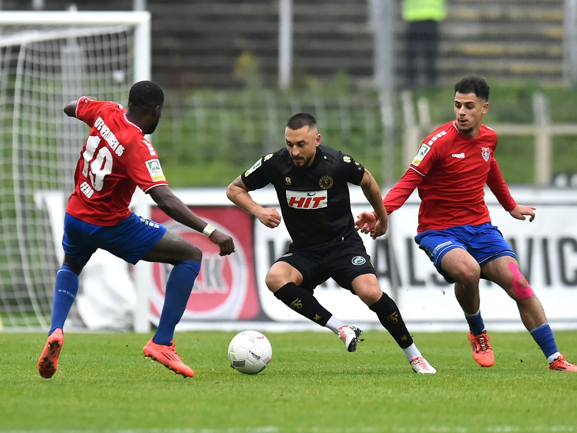 Jeff-Denis Fehr und Adam Tolba gegen Kölns Stipe Batarilo-Cerdic.