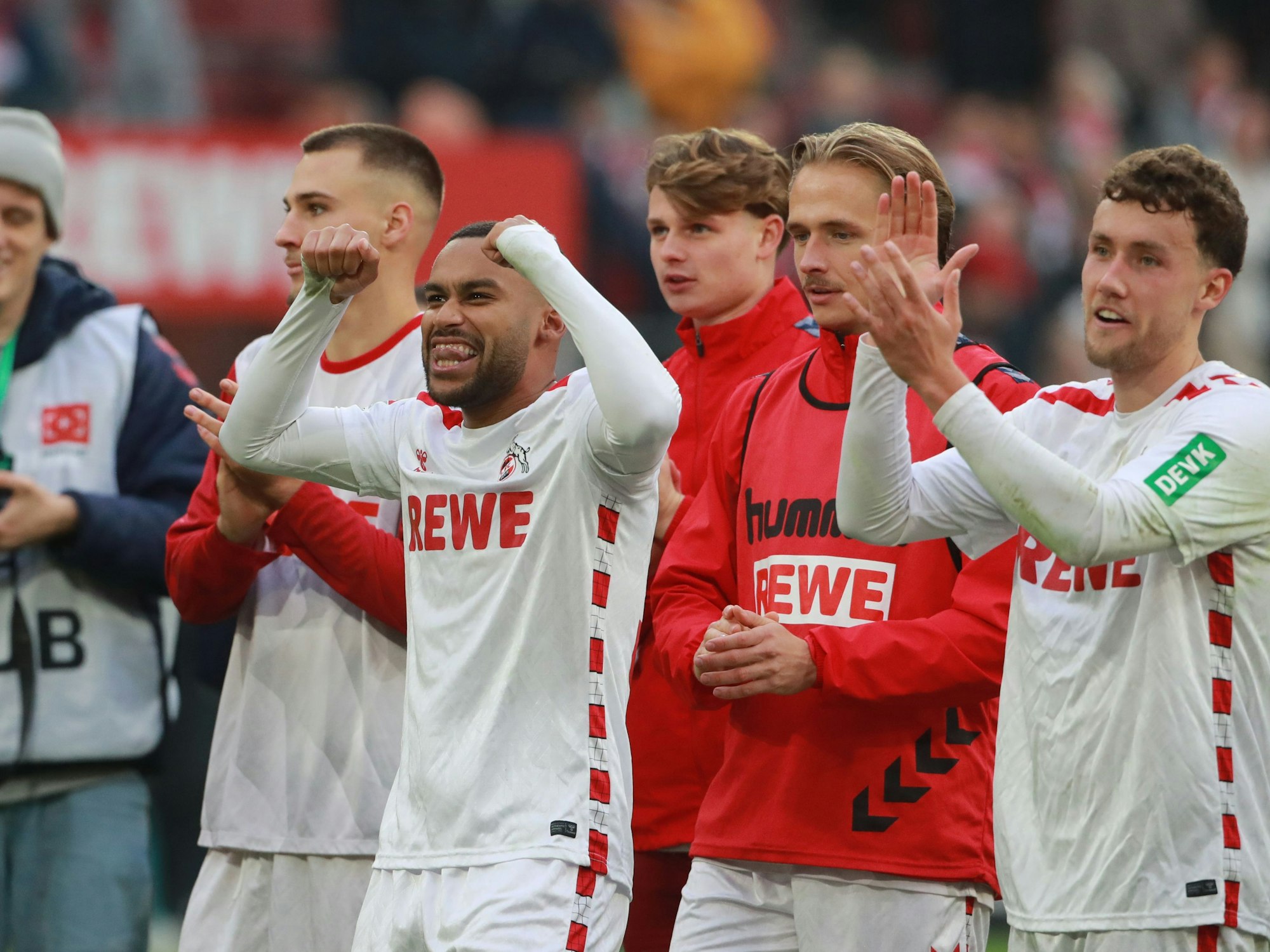 Die FC-Profis feierten gemeinsam mit den Fans den 1:0-Heimsieg gegen Greuther Fürth am Samstag (9. November 2024).