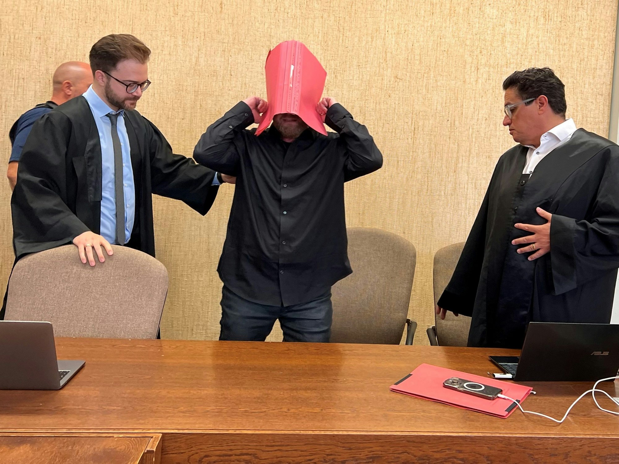 Der Angeklagte beim Prozessauftakt mit seinen Verteidigern Maximilian Klefenz und Frank Hatle.