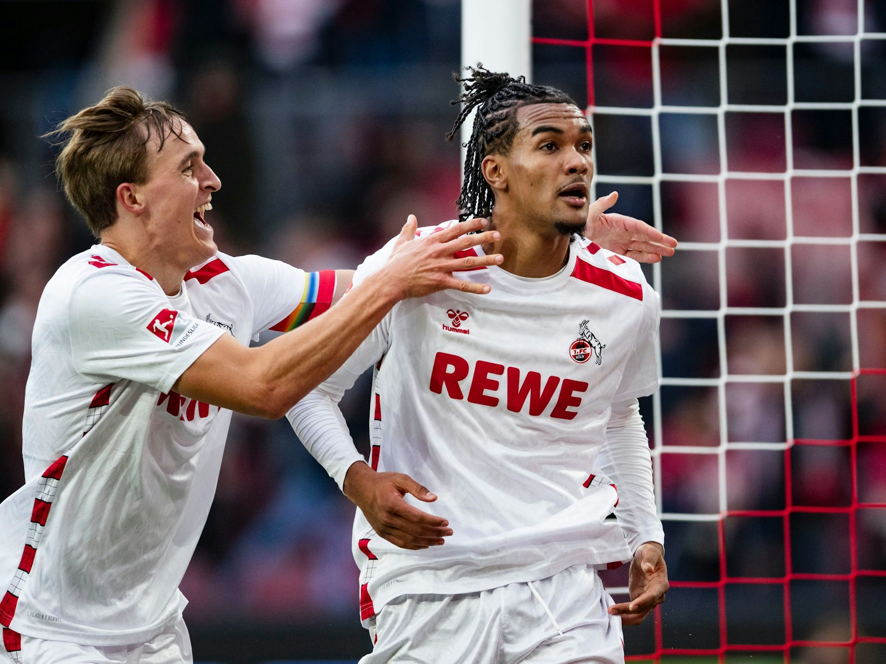 Damion Downs und Timo Hübers jubeln gegen Fürth.