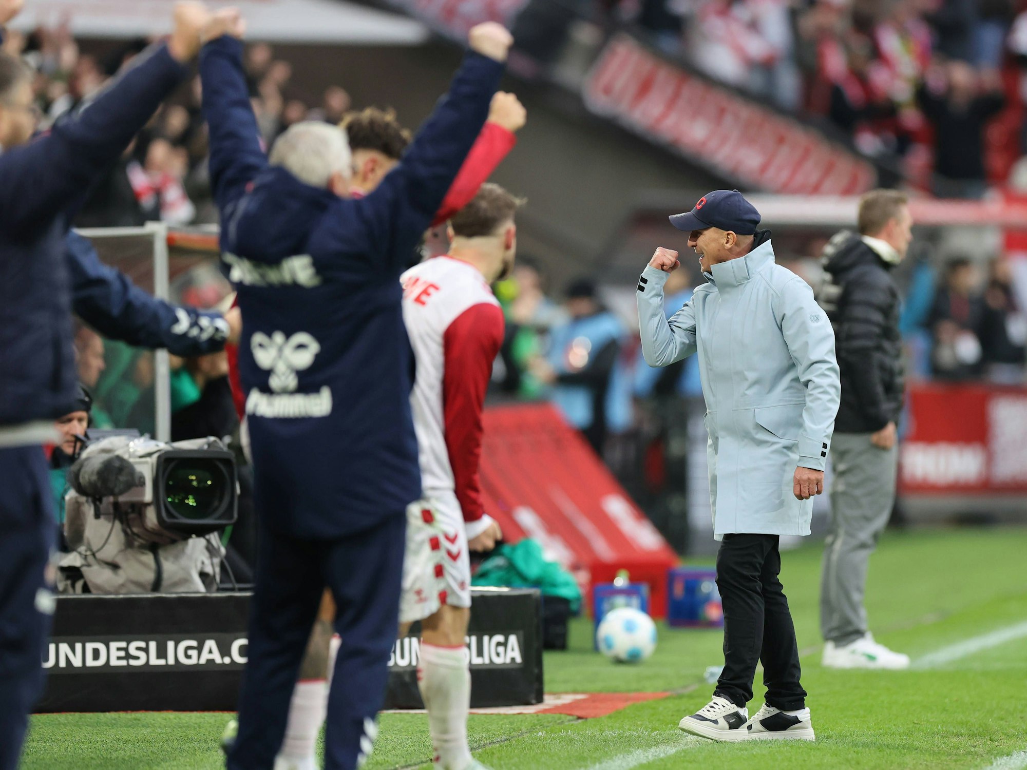 Gerhard Struber (1.FC Köln) freut sich nach dem Spiel über den Sieg gegen Greuther Fürth.