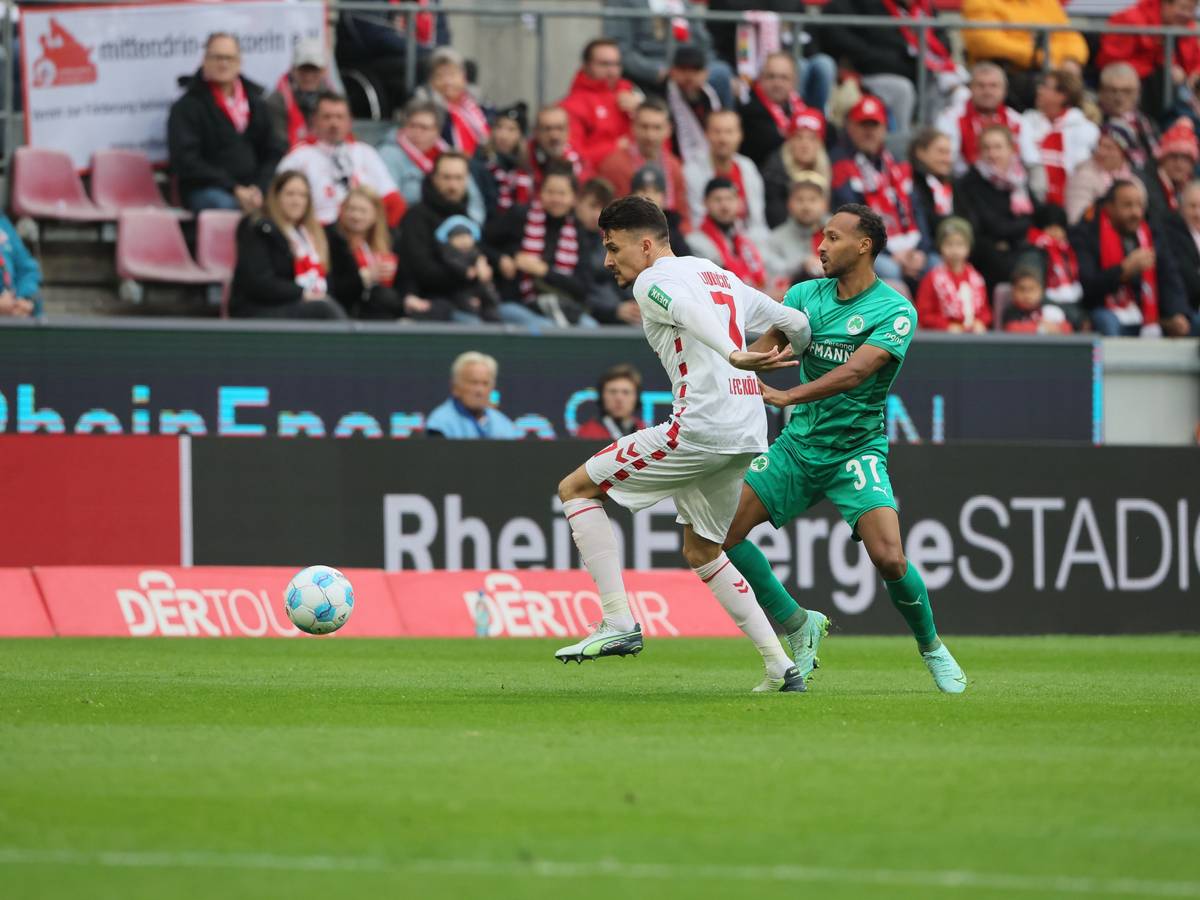 Dejan Ljubicic im Zweikampf mit Julian Green.