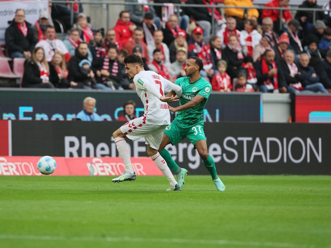 Dejan Ljubicic im Zweikampf mit Julian Green.