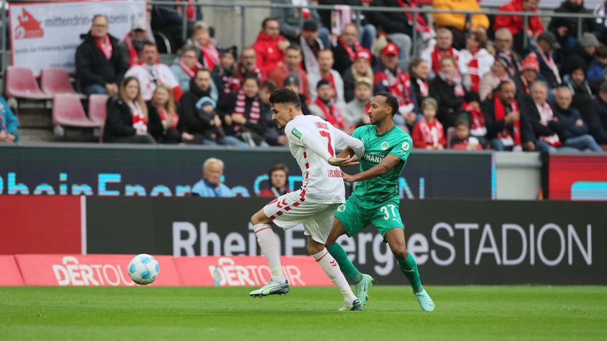 Dejan Ljubicic im Zweikampf mit Julian Green.