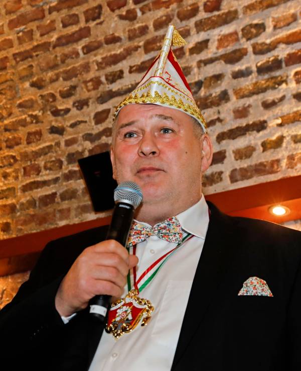 Walter Lehnertz als Karnevalssänger auf der Bühne.