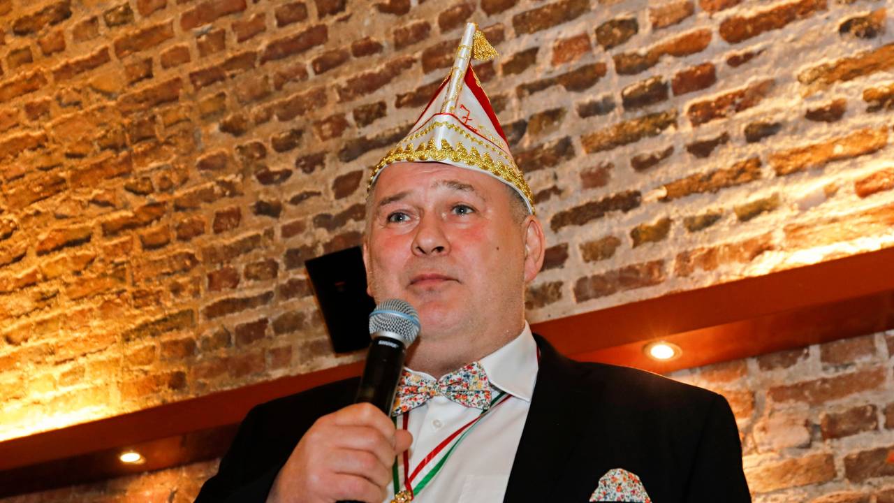 Walter Lehnertz als Karnevalssänger auf der Bühne.