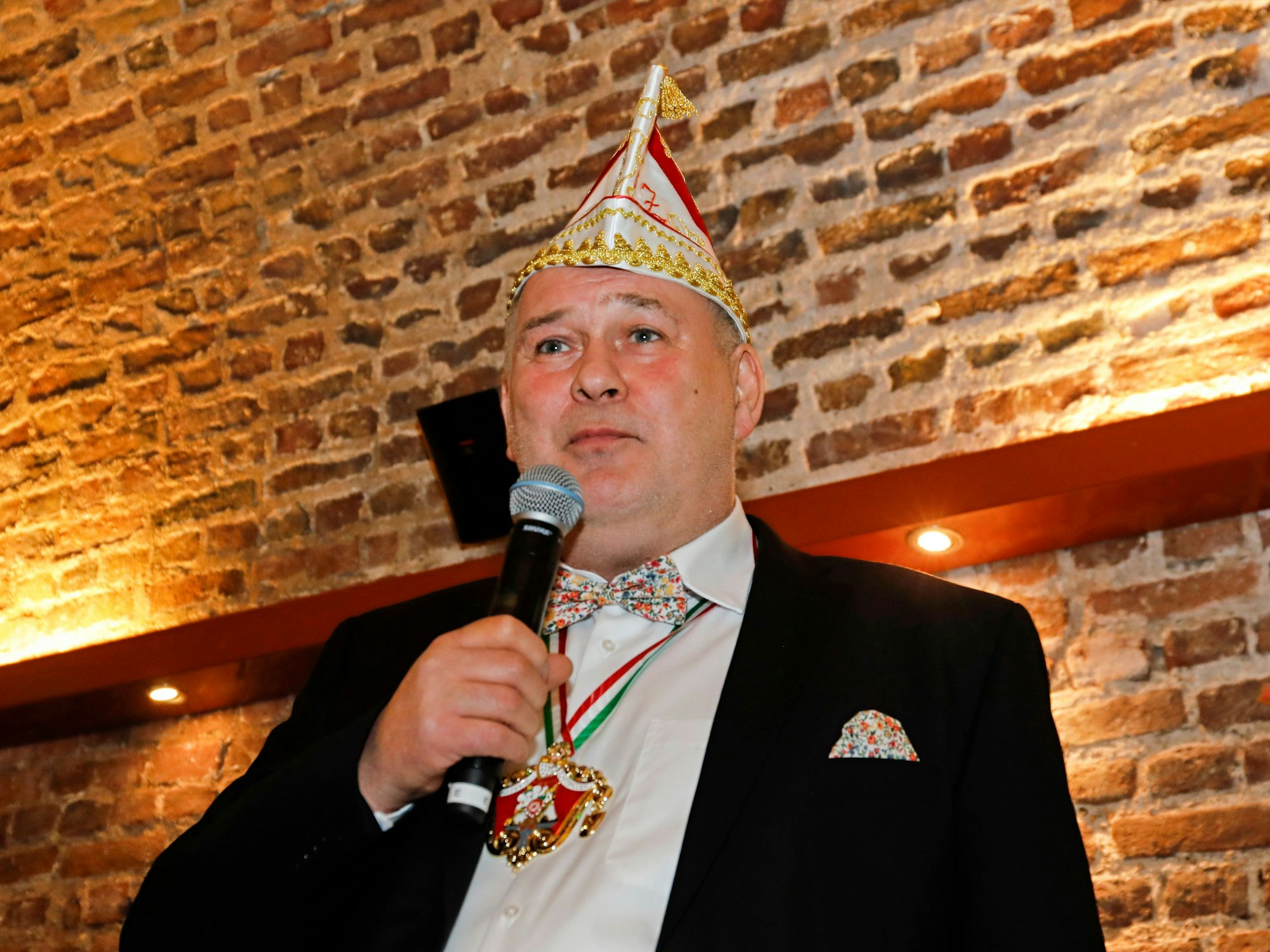 Walter Lehnertz als Karnevalssänger auf der Bühne.