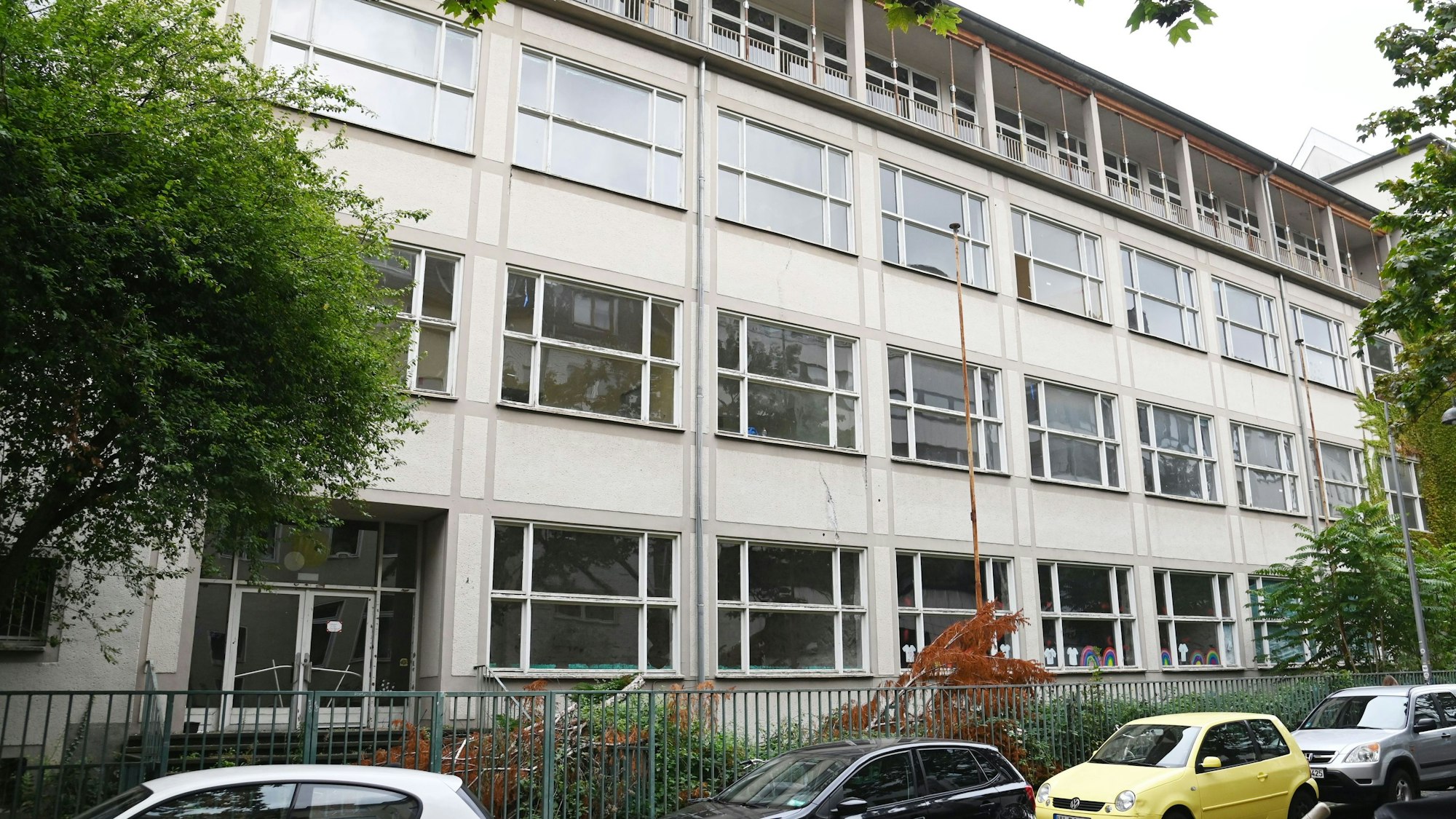 Die früheren Gebäude der Gemeinschaftsgrundschule Antwerpener Straße werden abgerissen.