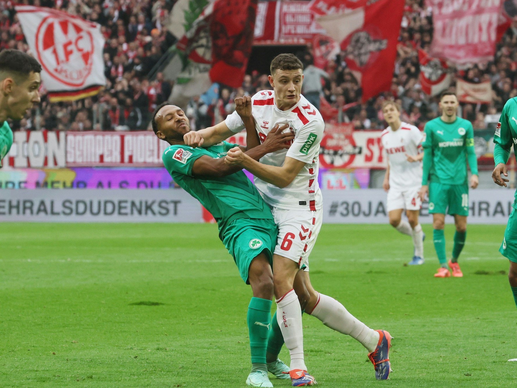 FC-Sechser Eric Martel im Zweikampf mit Fürths Julien Green (9. November 2024).
