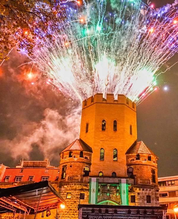 Feuerwerk auf der Severinstorburg.