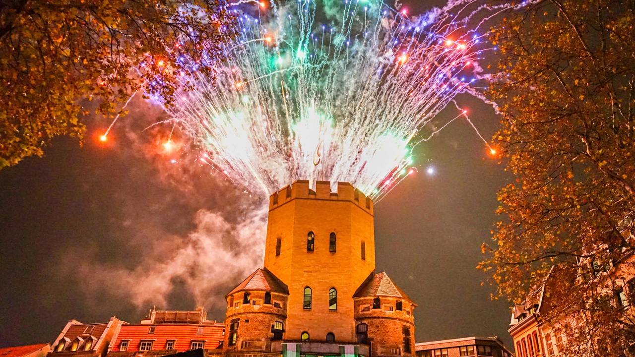 Feuerwerk auf der Severinstorburg.
