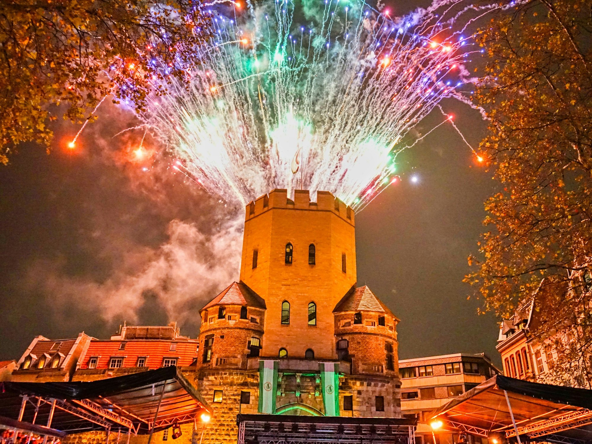 Feuerwerk auf der Severinstorburg.