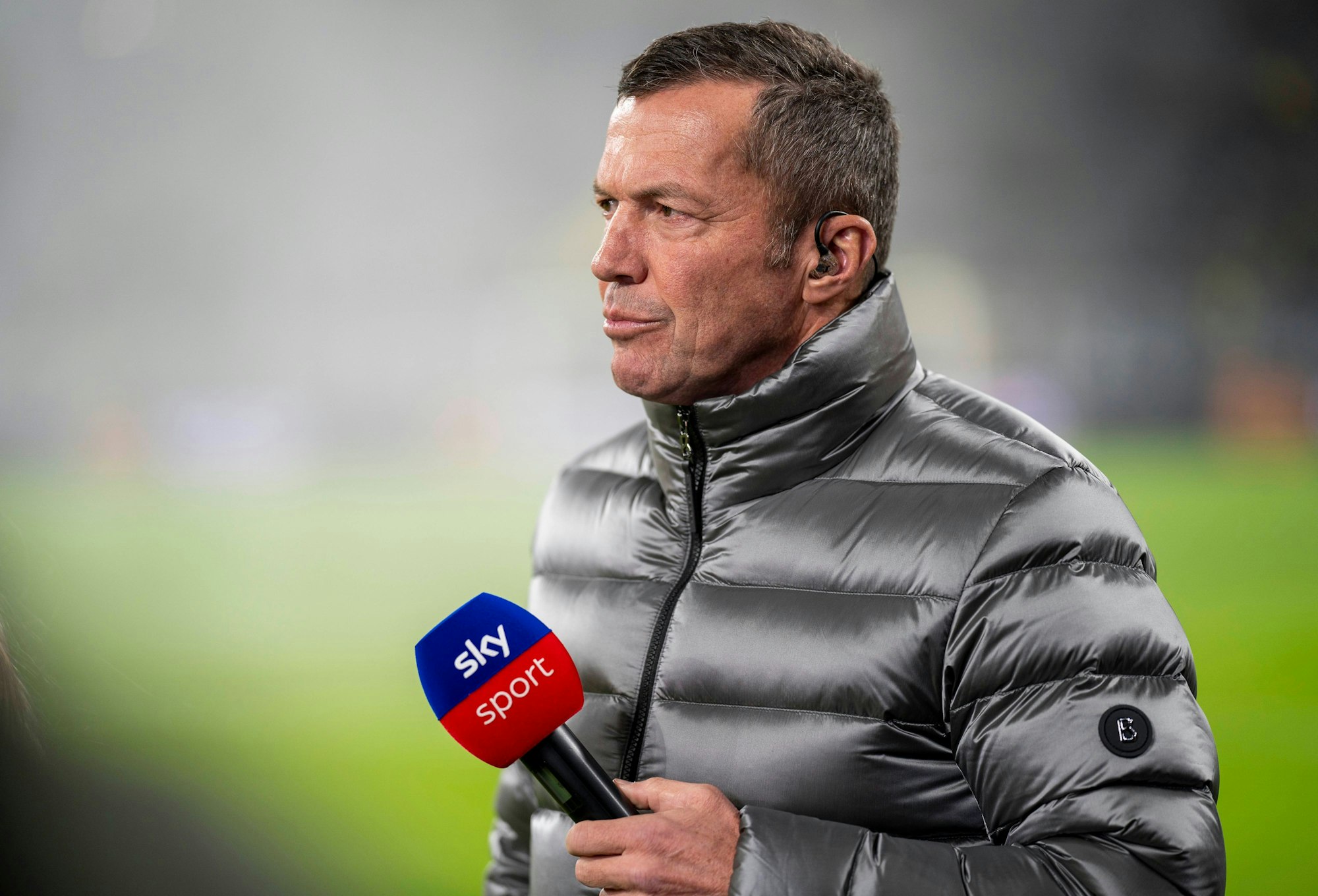 Lothar Matthäus mit Sky-Mikro in der Hand.