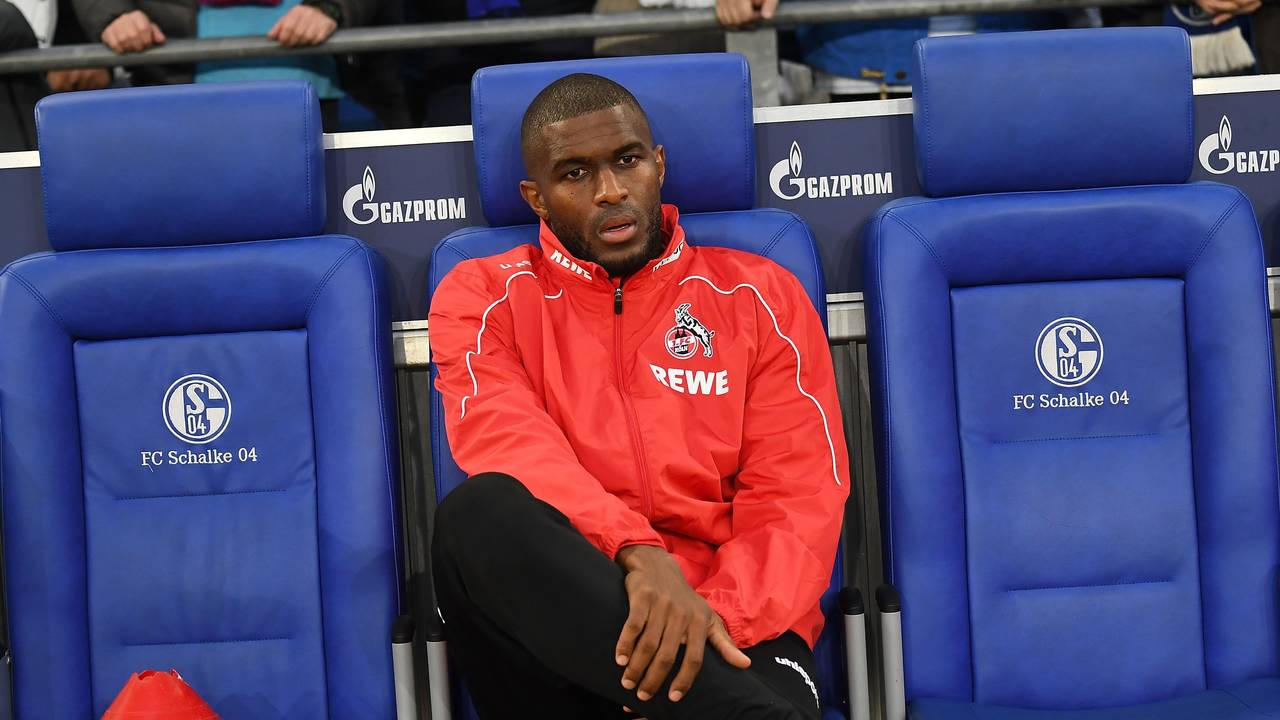 Anthony Modeste sitzt im Trainingsanzug des 1. FC Köln auf der Ersatzbank auf Schalke.