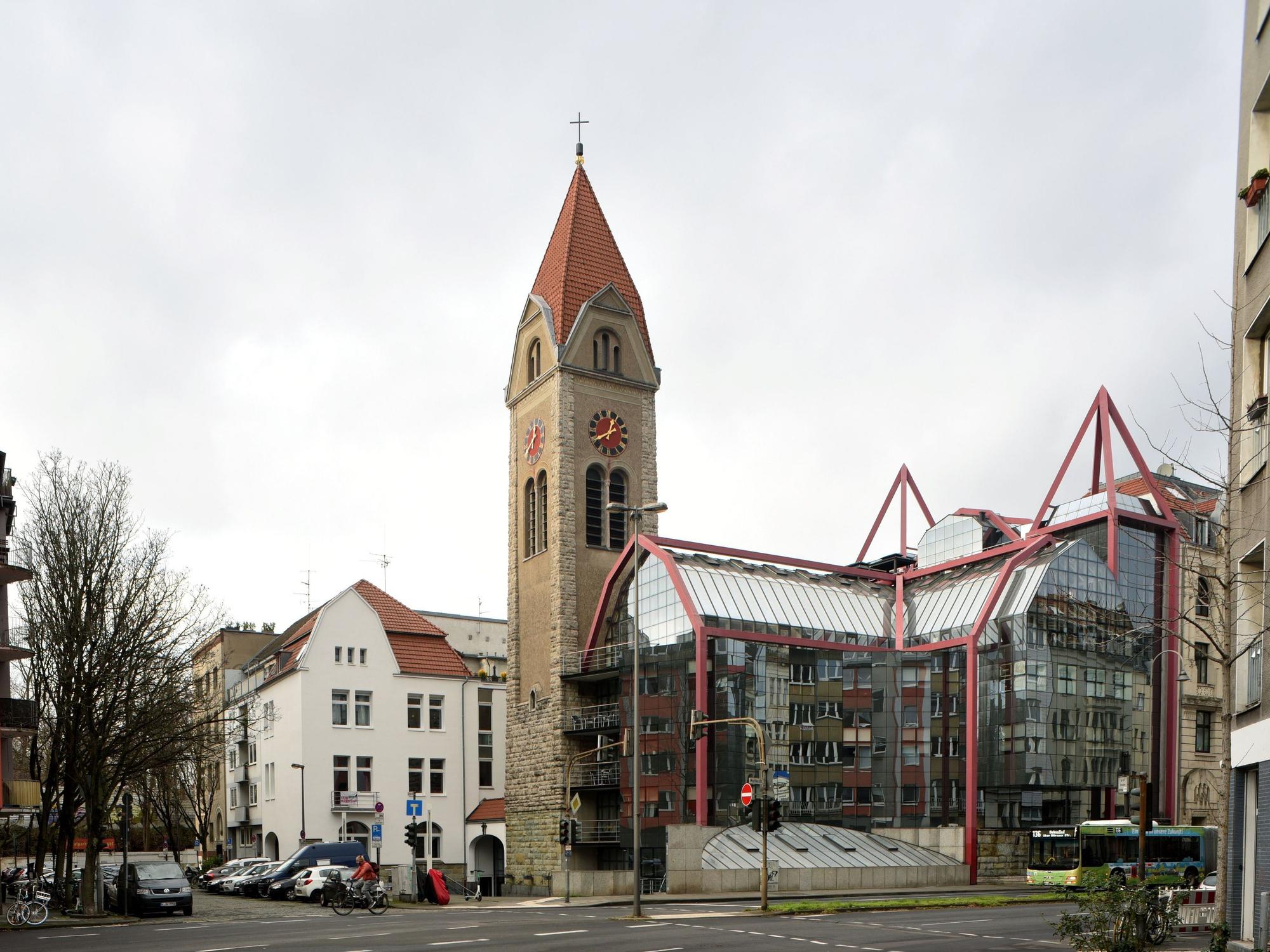 Die ehemalige Auferstehungskirche Ecke Jülicher Straße und Moltkestraße.