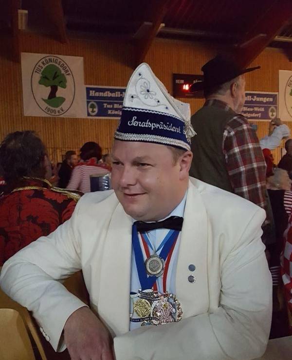 Marc André Dreymüller mit Präsidentenmütze bei einer Sitzung im Karneval.