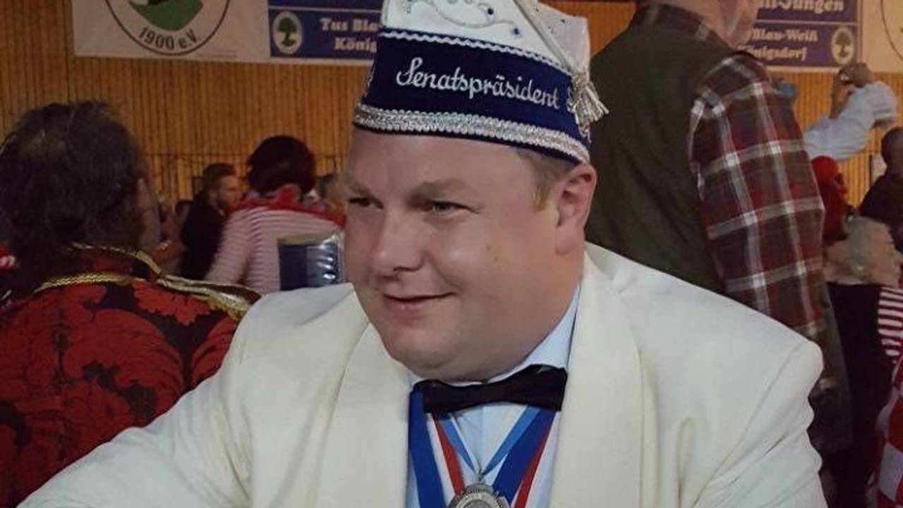 Marc André Dreymüller mit Präsidentenmütze bei einer Sitzung im Karneval.