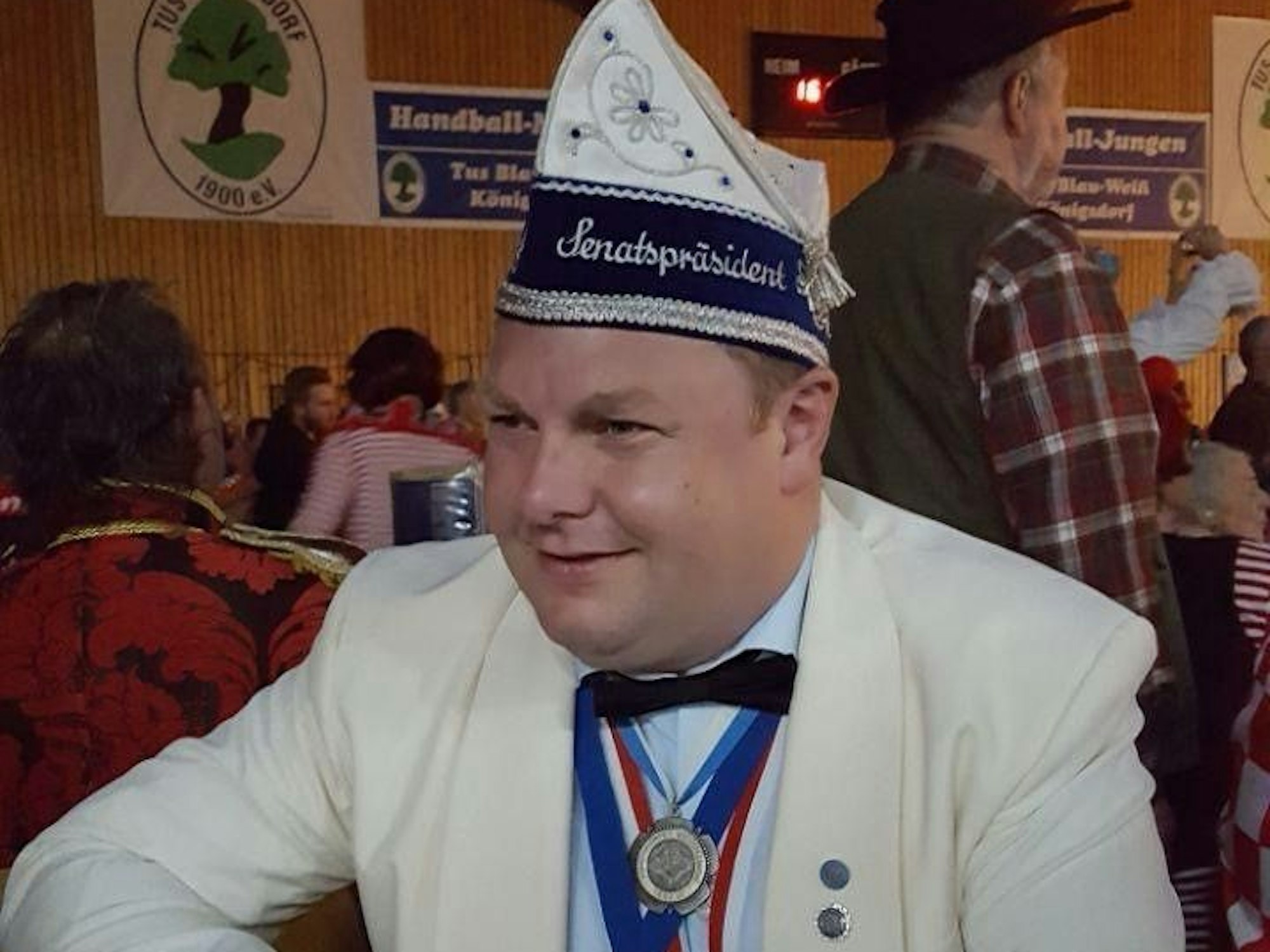 Marc André Dreymüller mit Präsidentenmütze bei einer Sitzung im Karneval.