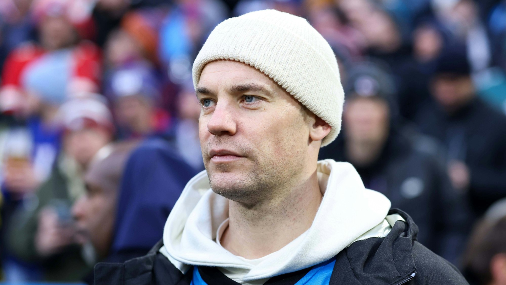 Manuel Neuer mit weißer Mütze und Panthers-Trikot unter der Jacke.