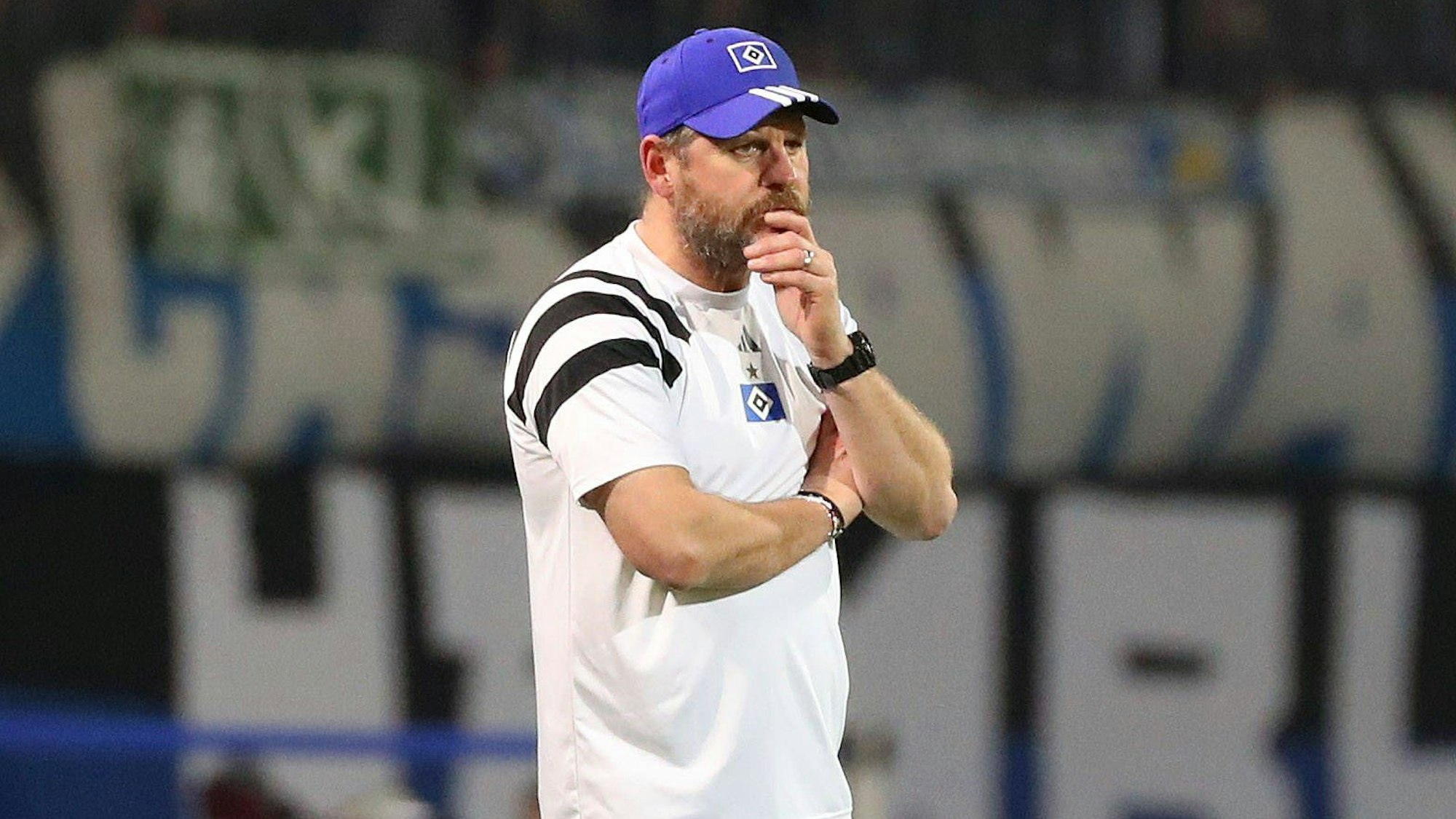 Steffen Baumgart schaut nachdenklich auf das Spielfeld.