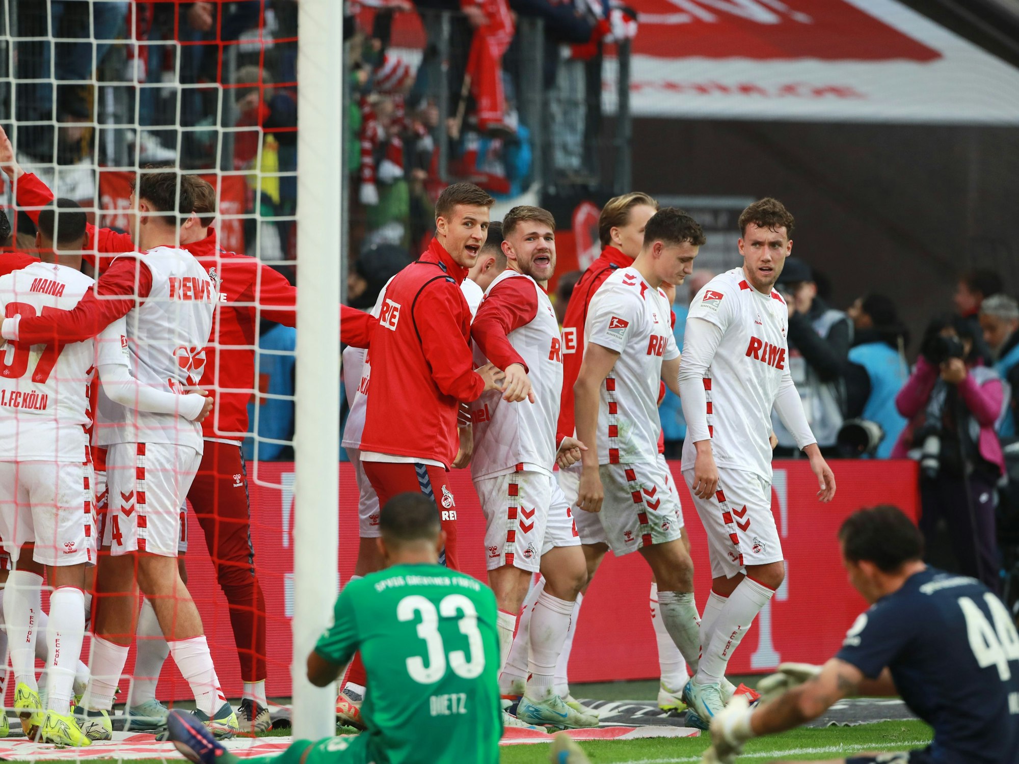 Jubel nach dem Tor zum 1:0 (1. FC Köln).