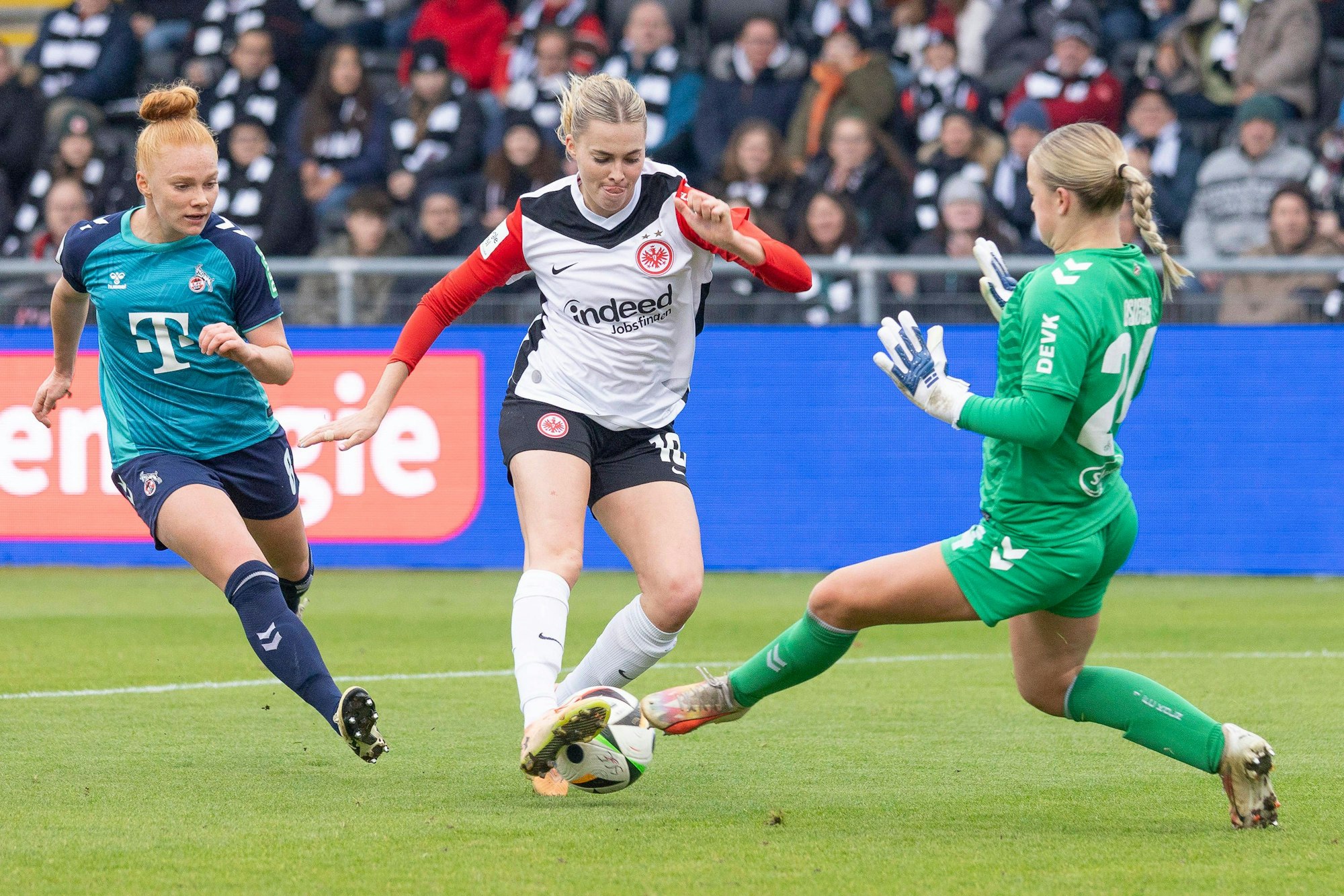 Laura Freigang trifft gegen den 1. FC Köln.