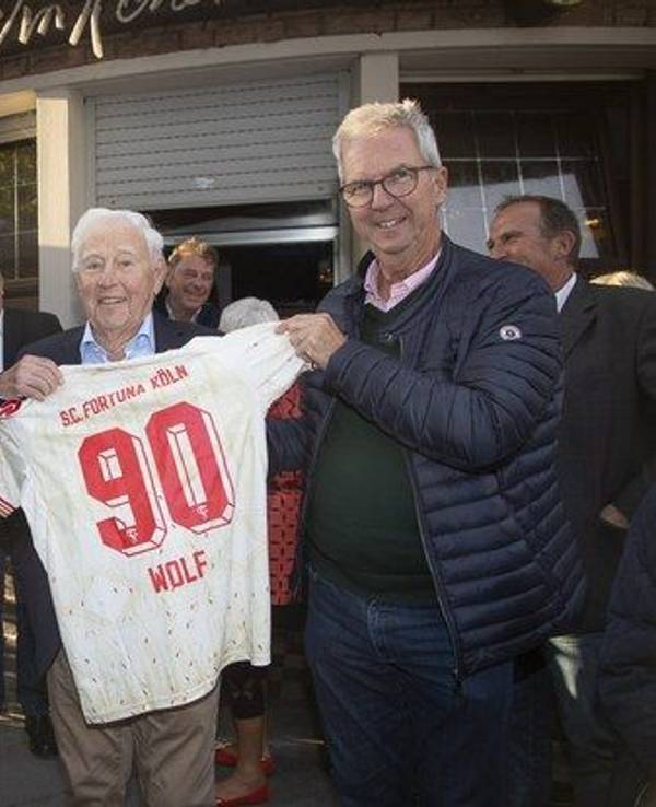 Klaus Wolf erhält ein Trikot von Fortuna Köln.