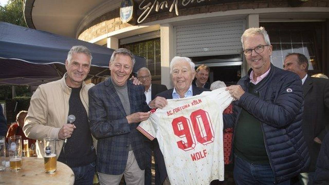 Klaus Wolf erhält ein Trikot von Fortuna Köln.