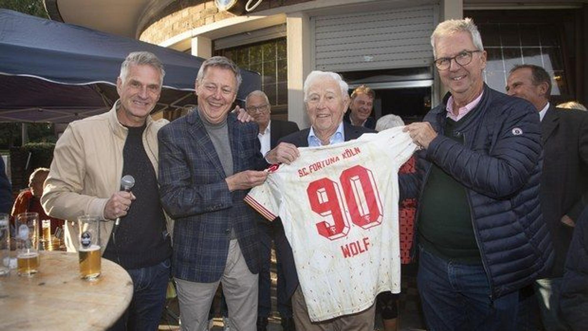Klaus Wolf erhält ein Trikot von Fortuna Köln.