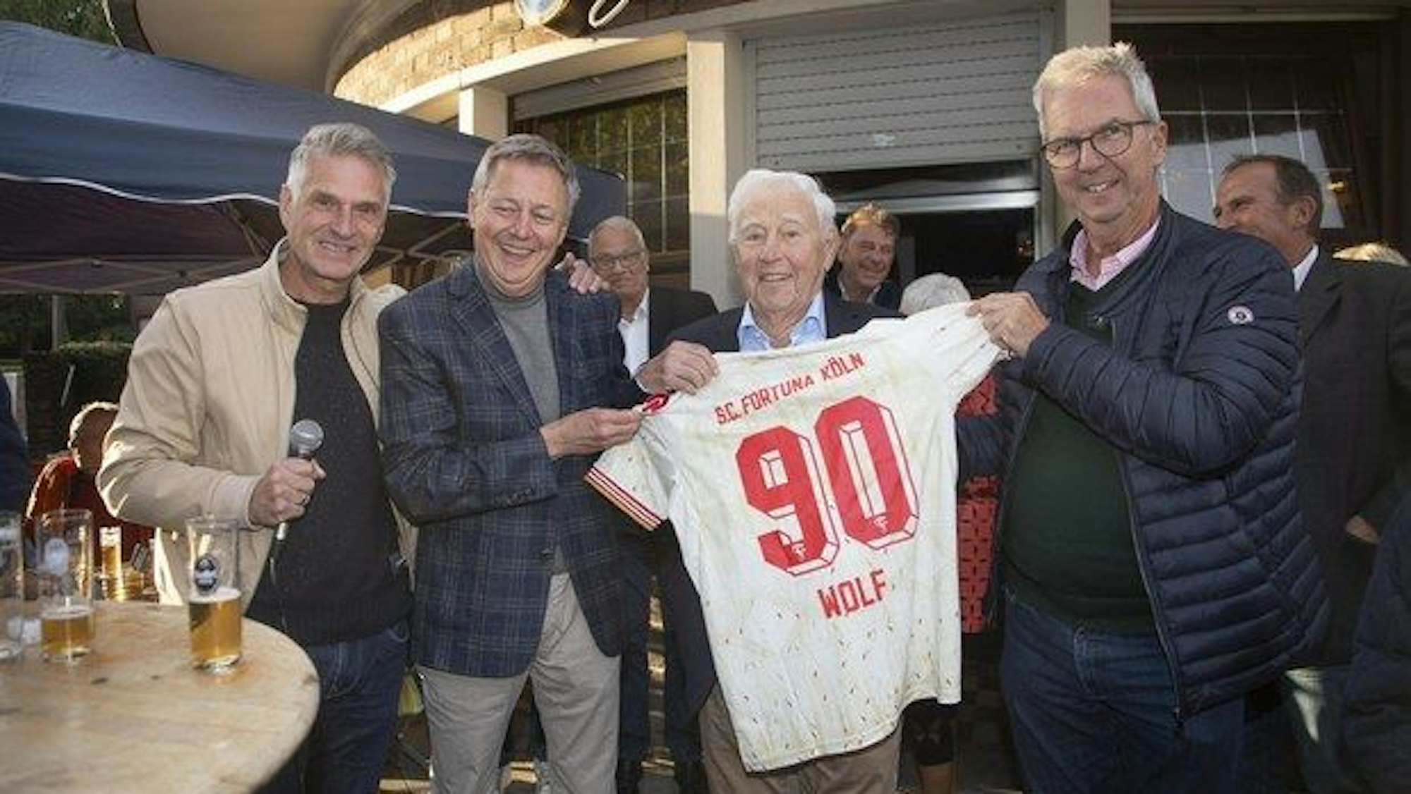 Klaus Wolf erhält ein Trikot von Fortuna Köln.