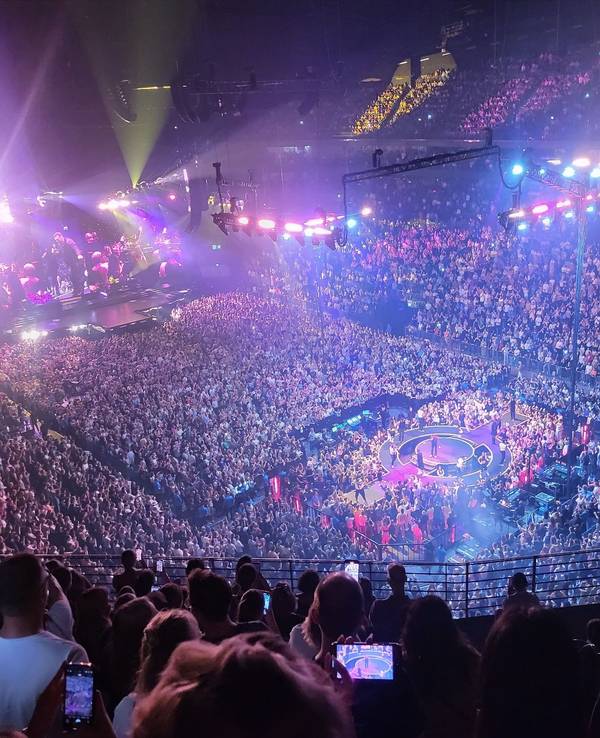 Foto der gefüllten Lanxess-Arena in Köln während eines Konzerts.