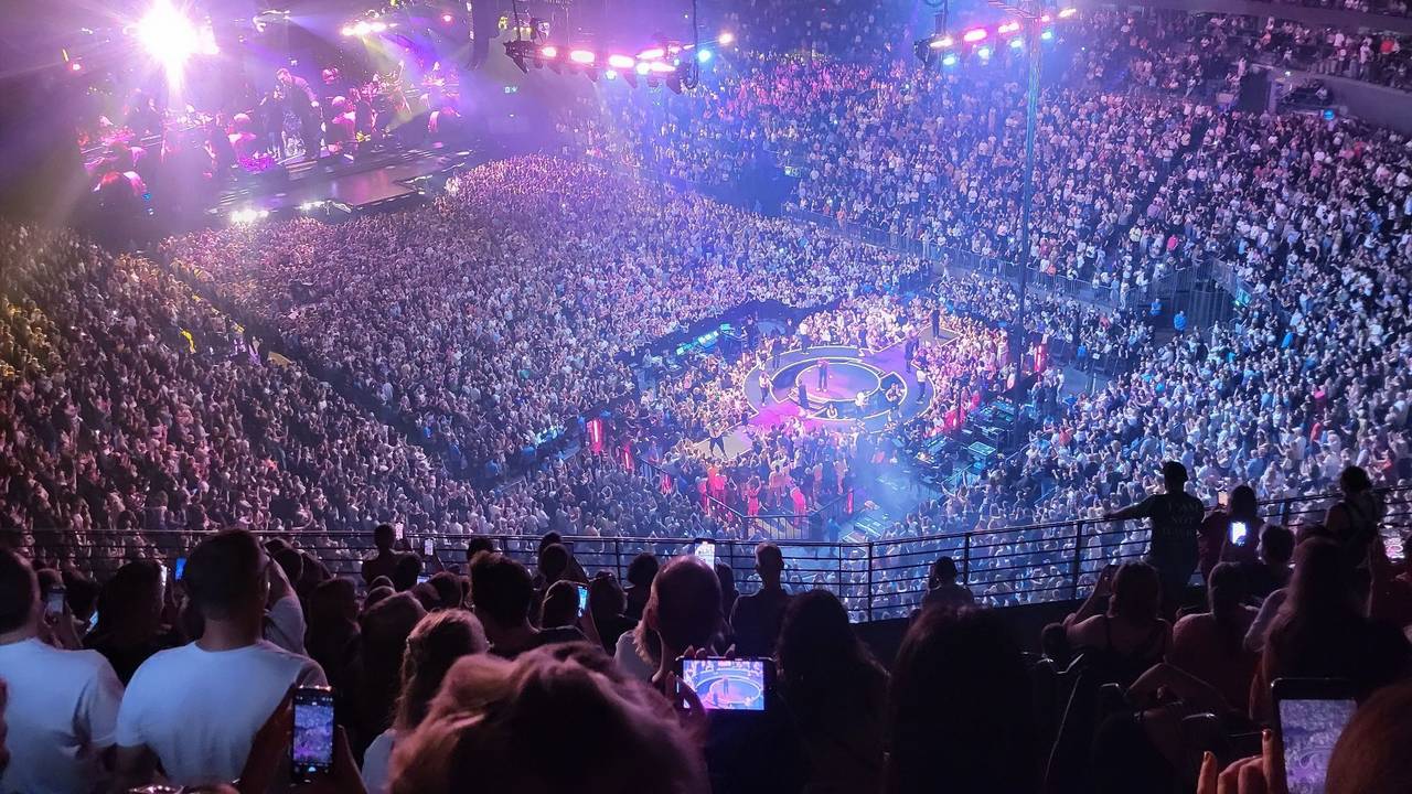 Foto der gefüllten Lanxess-Arena in Köln während eines Konzerts.