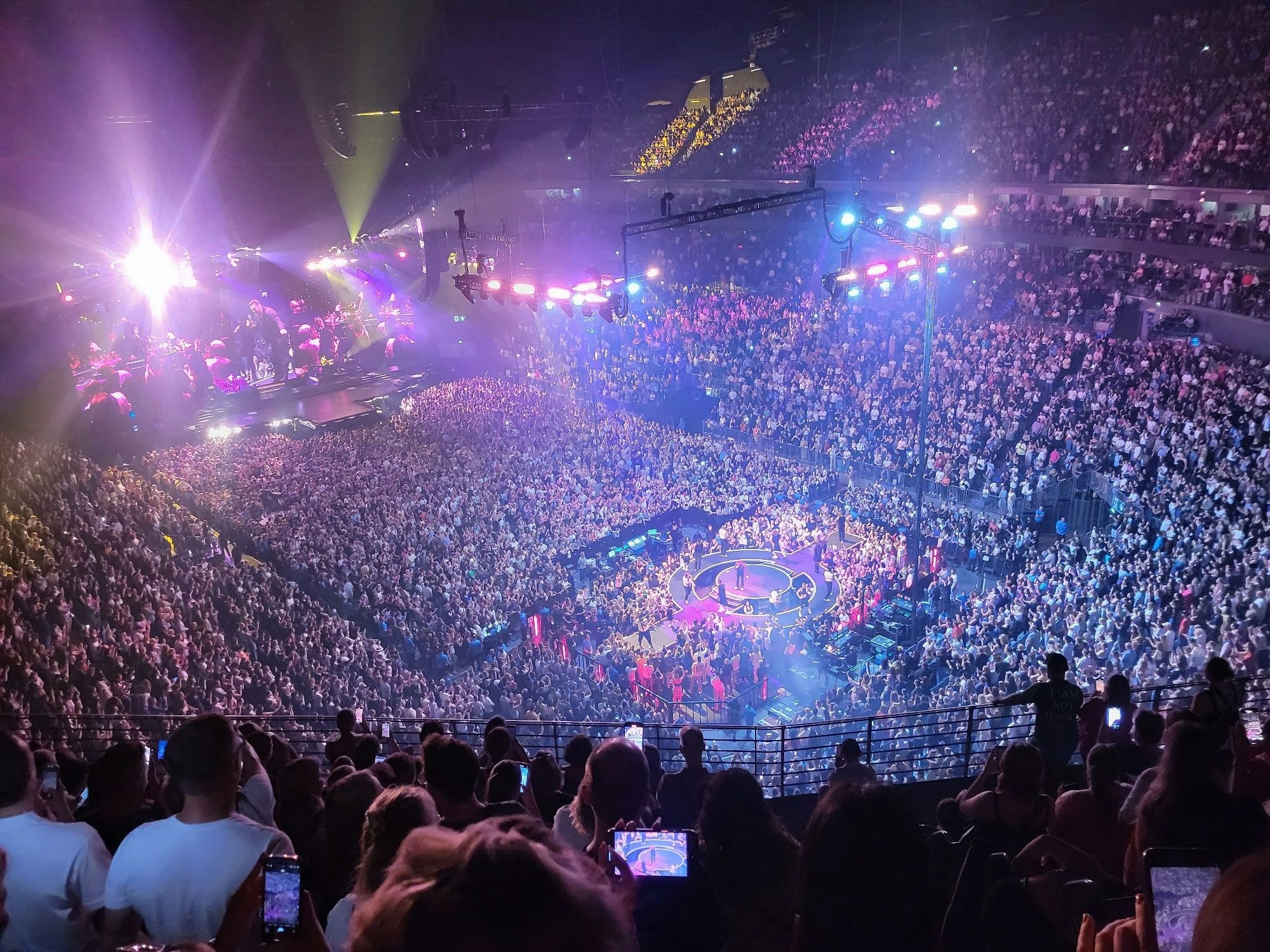 Die Lanxess-Arena während eines Konzerts von Justim Timberlake in der Übersicht.
