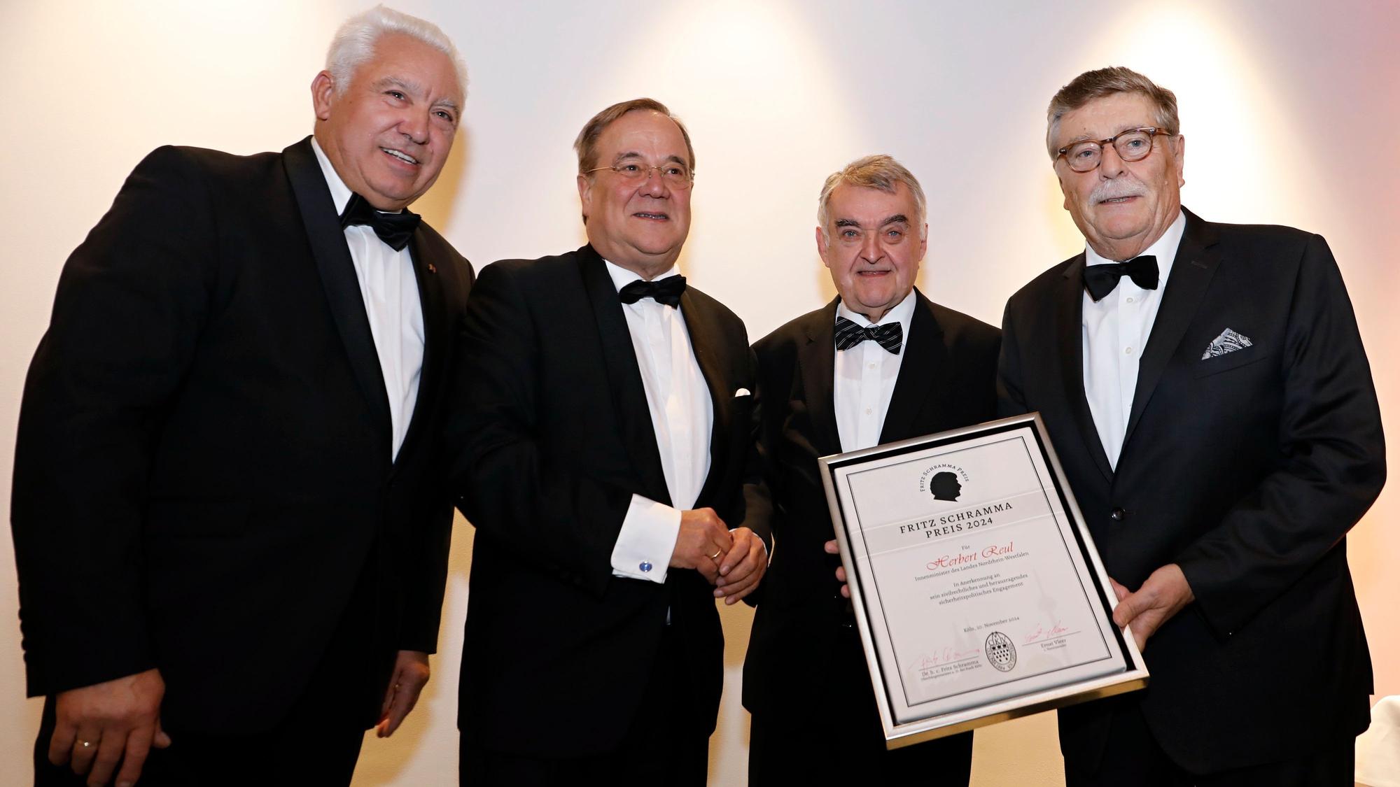 Ernst Vleer, Armin Laschet, Herbert Reul und Fritz Schramma stehen zusammen.