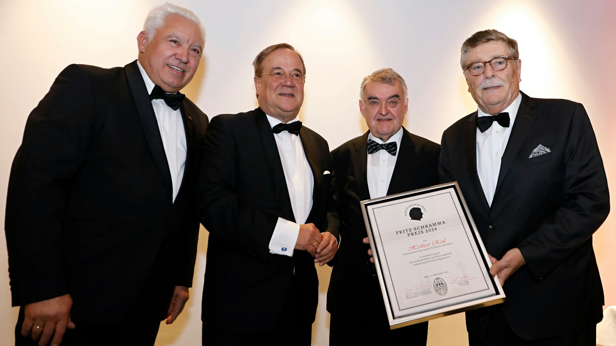 Ernst Vleer, Armin Laschet, Herbert Reul und Fritz Schramma stehen zusammen.