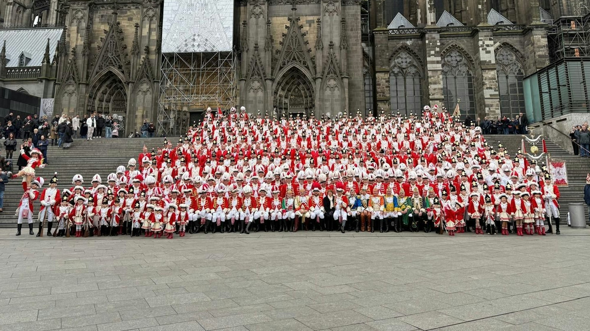 Gruppenbild der Roten Funken am Dom.