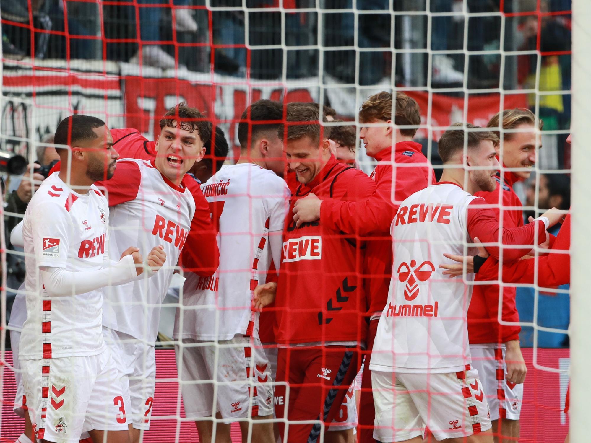 Die Profis des 1. FC Köln jubeln gegen Fürth.