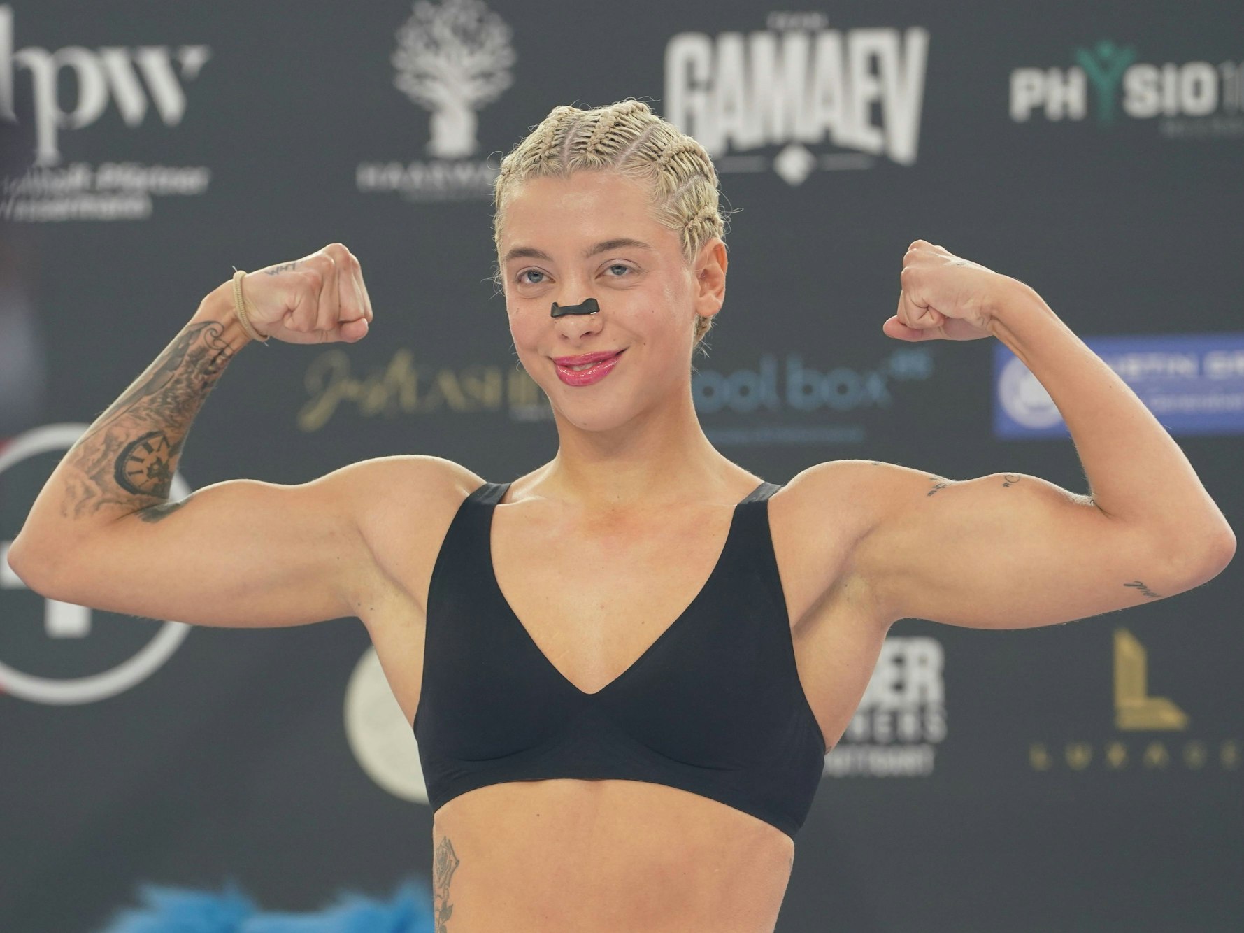 Influencerin Walentina Doronina, hier am 8. November 2024 bei den Vorbereitungen zur zweiten Ausgabe von „Fame Fighting“ in Bonn